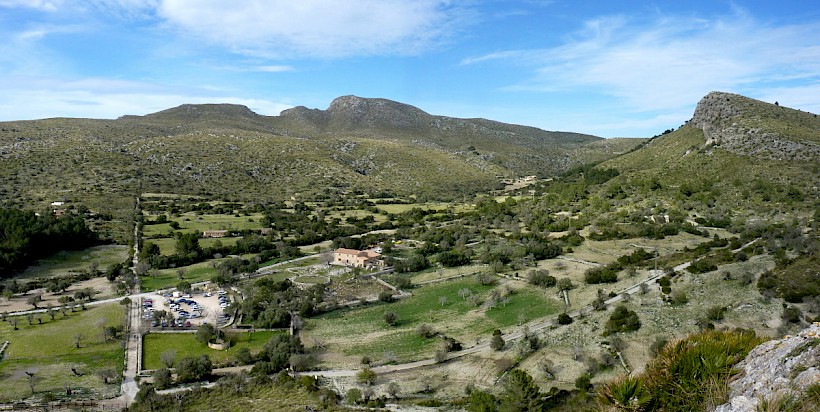 Valle y casas de S'Alqueria Vella de Baix; al fondo, el Puig de sa Creu y Sa Talaia Freda; a la derecha, el Puig des Corb